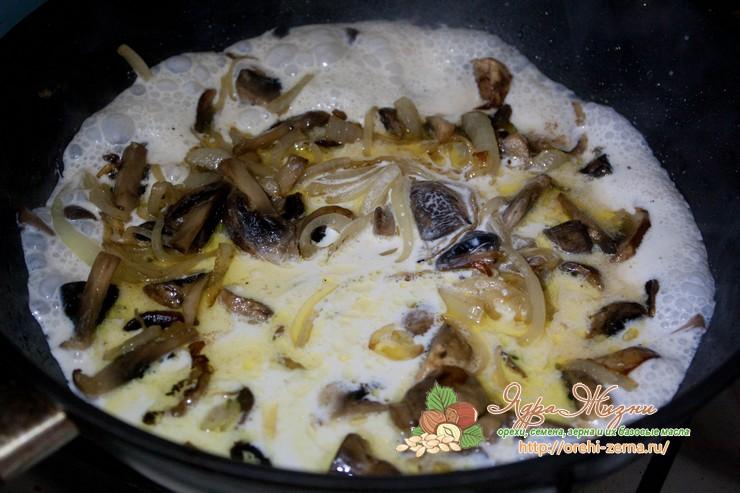 рис в сливочном соусе с грибами