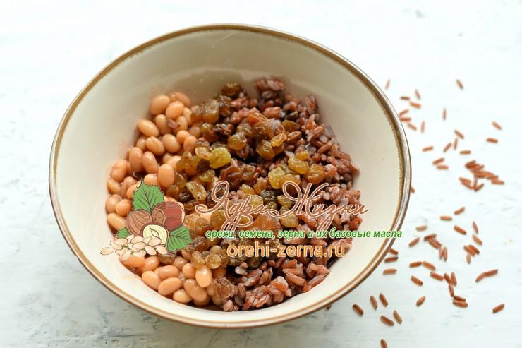 Салат с красным рисом, фасолью и изюмом рецепт пошагово