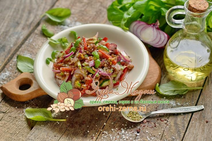 Салат из овощей с красным рисом под соусом рецепт в домашних условиях