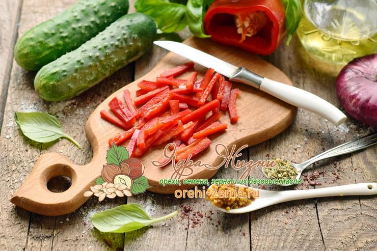 Салат из овощей с красным рисом под соусом рецепт с фото