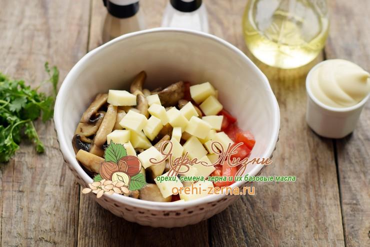 Салат с консервированной фасолью и грибами пошаговый рецепт