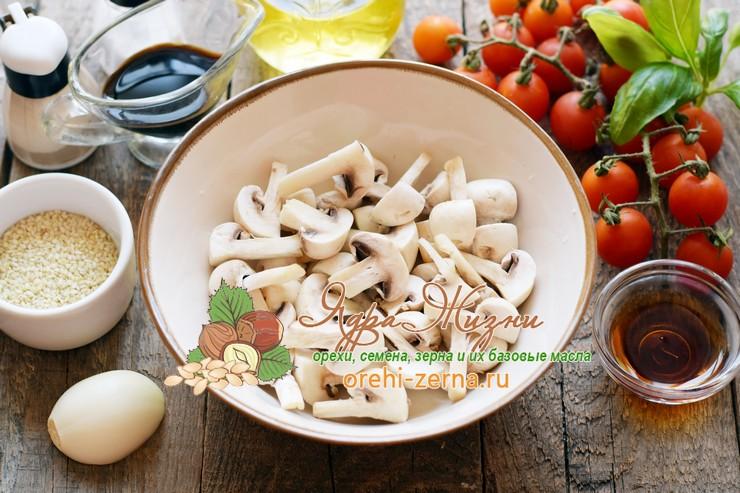 Салат со спаржевой фасолью и сырыми грибами
